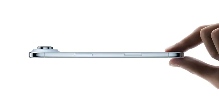 iPhone Air prezentat din lateral, evidențiind designul său elegant.