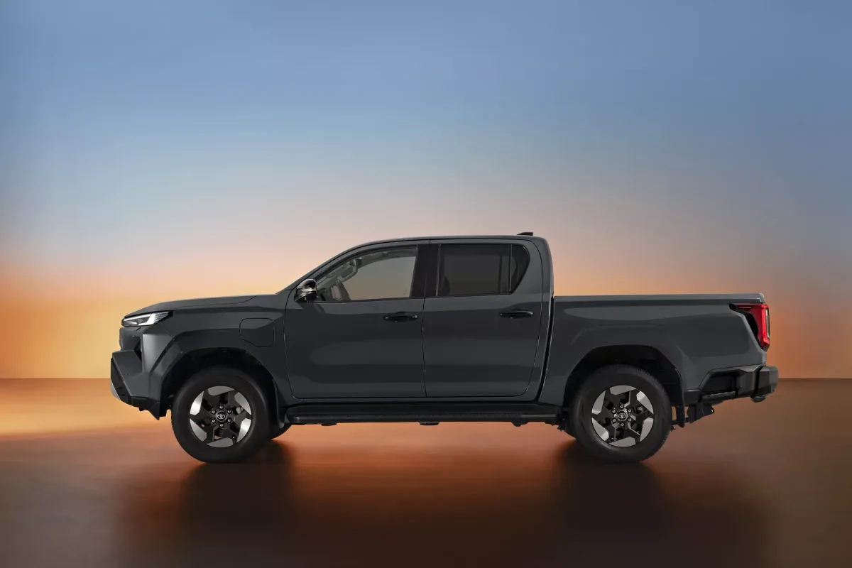 Profilul noului Hilux electric, evidențiind linii drepte.
