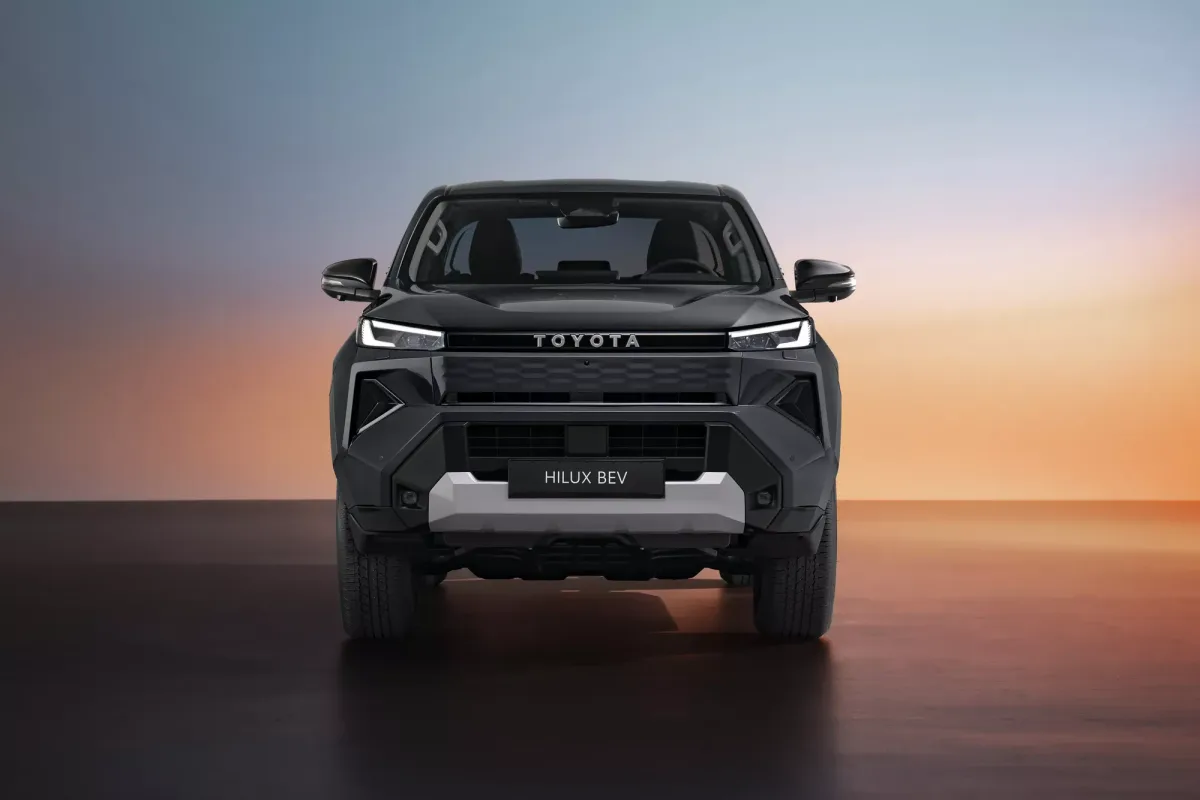 Fața robustă a modelului Hilux BEV, cu grilă plină.