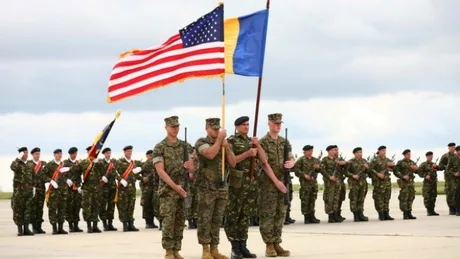 Soldați americani și ucraineni în timpul unei ceremonii militare.