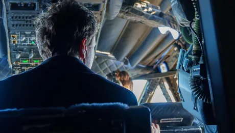 Cabina avionului Spartan, pregătită pentru comunicații moderne în zbor.