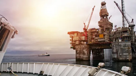 Platformă de extracție petrolieră în Marea Nordului, cu un peisaj industrial impresionant.