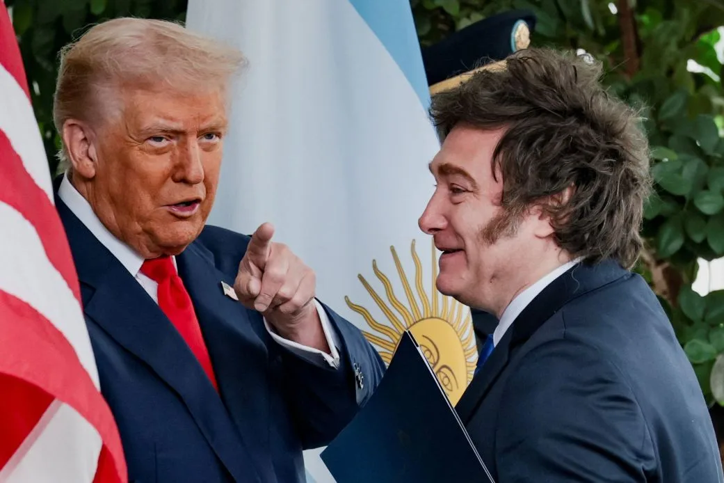 Donald Trump și Javier Milei discutând despre acorduri comerciale internaționale.