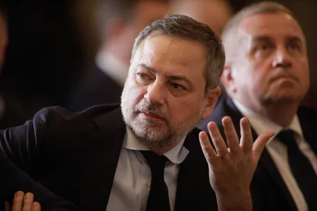 Dan Motreanu discutând despre instabilitatea guvernamentală în România.