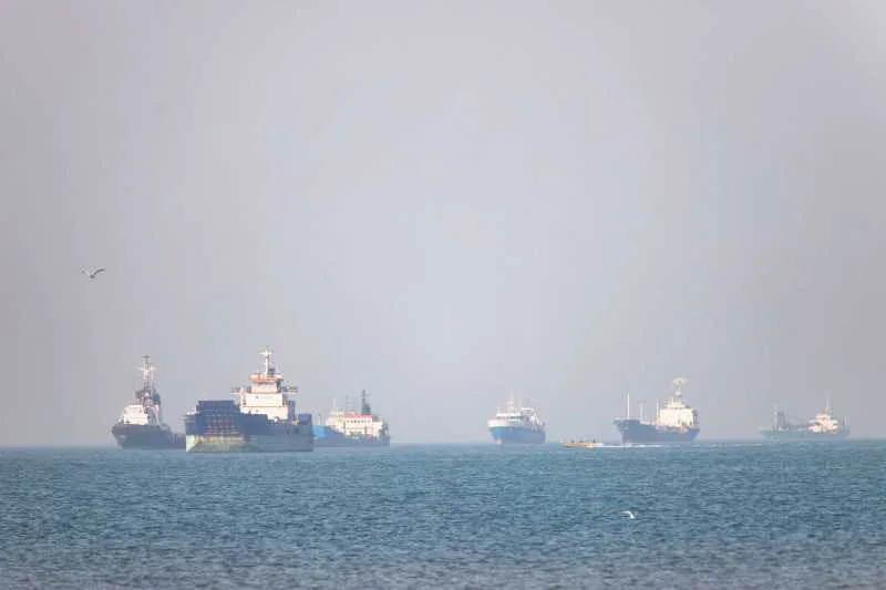 Nave comerciale navigând prin Strâmtoarea Ormuz, simbol al comerțului global.