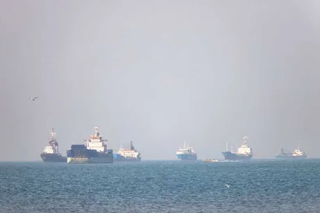 Nave comerciale navigând prin Strâmtoarea Ormuz, simbol al comerțului global.