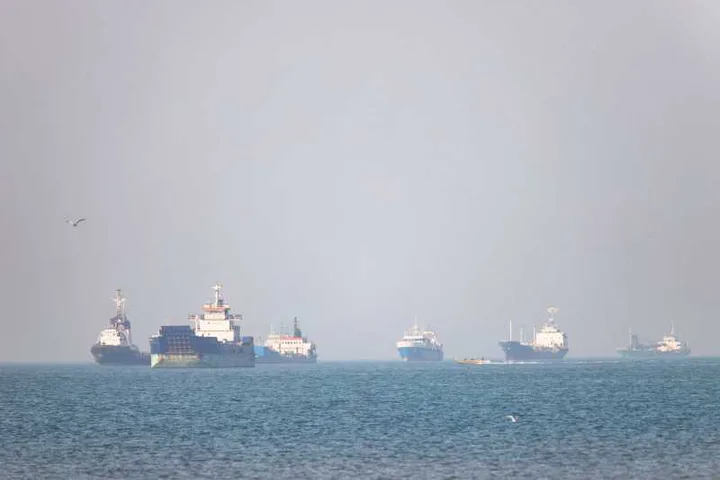 Nave comerciale navigând prin Strâmtoarea Ormuz, simbol al comerțului global.