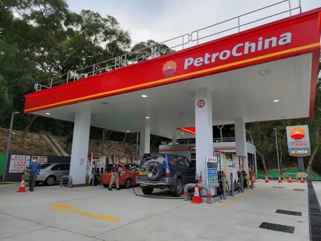 Stație de benzină din Hong Kong cu prețuri record la combustibil.