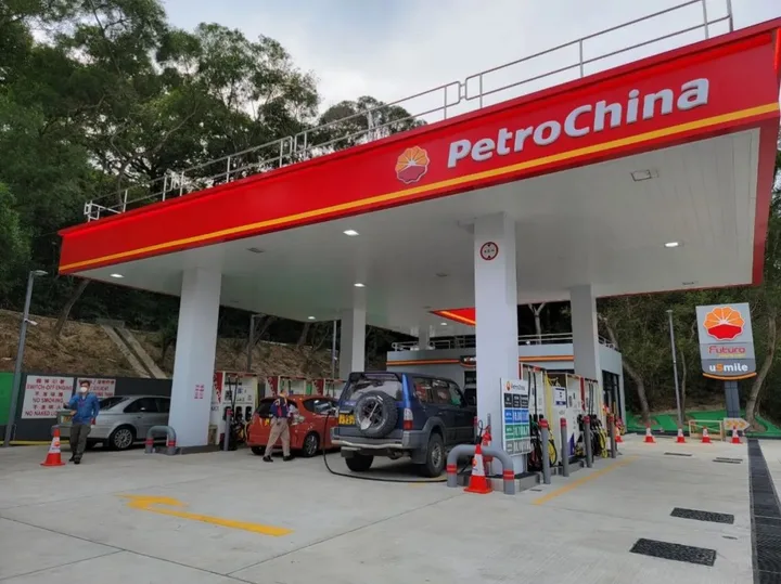 Stație de benzină din Hong Kong cu prețuri record la combustibil.