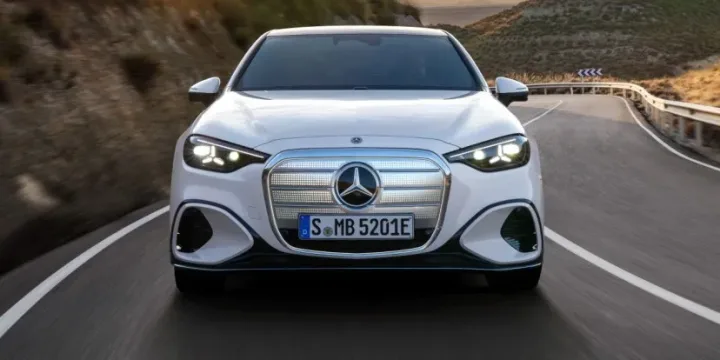 Mașină modernă pe un drum montan, simbol al industriei auto germane.