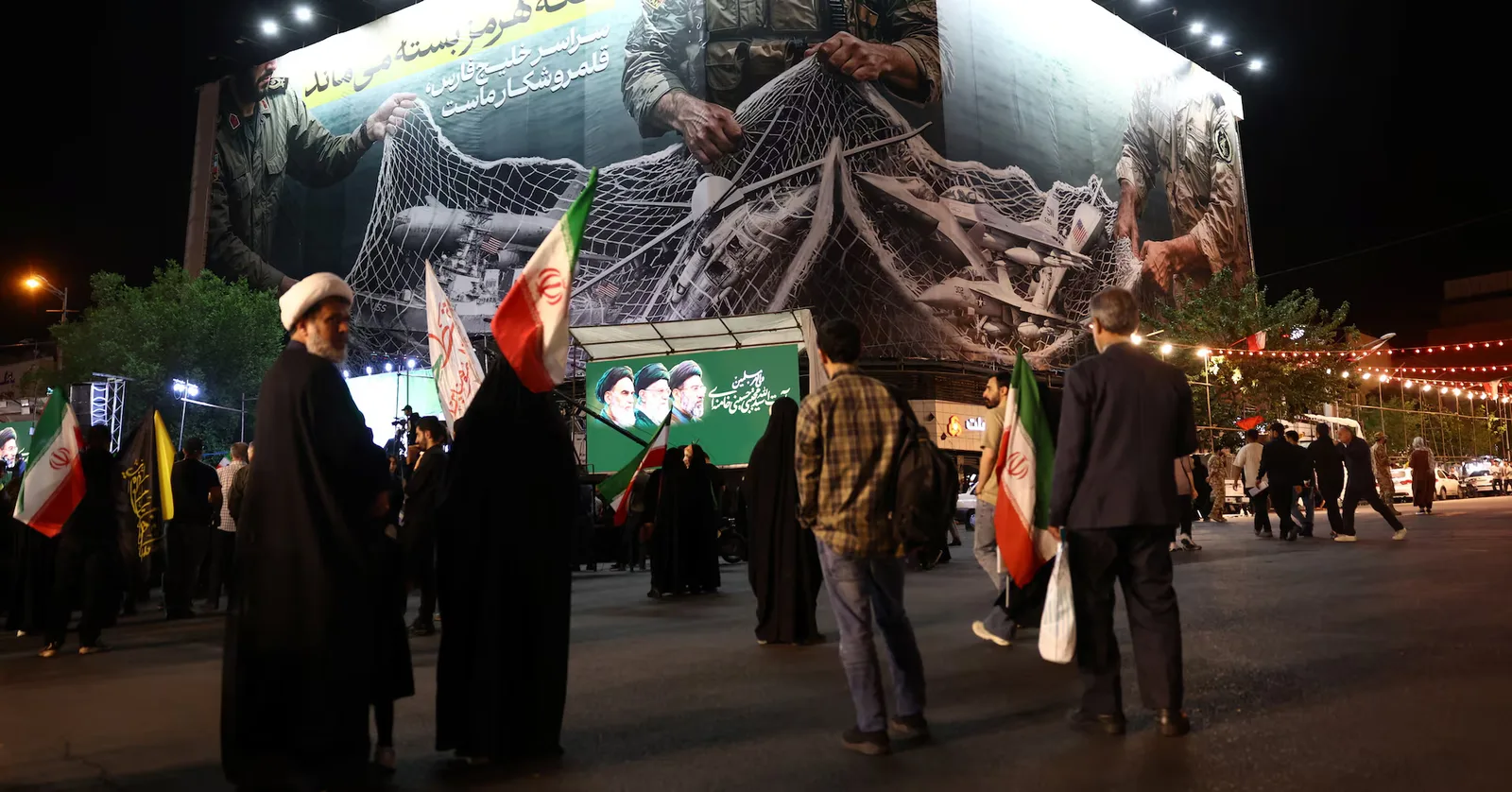 Proteste în Iran cu steaguri și mesaje politice pe fondul tensiunilor internaționale.