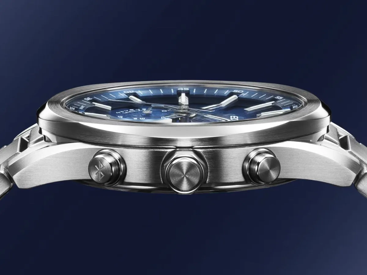 Detaliu al ceasului Edifice EQB-1300 cu carcasă metalică și cadran albastru.