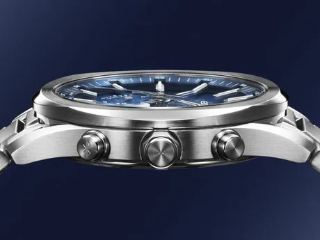 Detaliu al ceasului Edifice EQB-1300 cu carcasă metalică și cadran albastru.