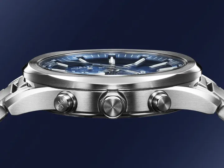 Detaliu al ceasului Edifice EQB-1300 cu carcasă metalică și cadran albastru.