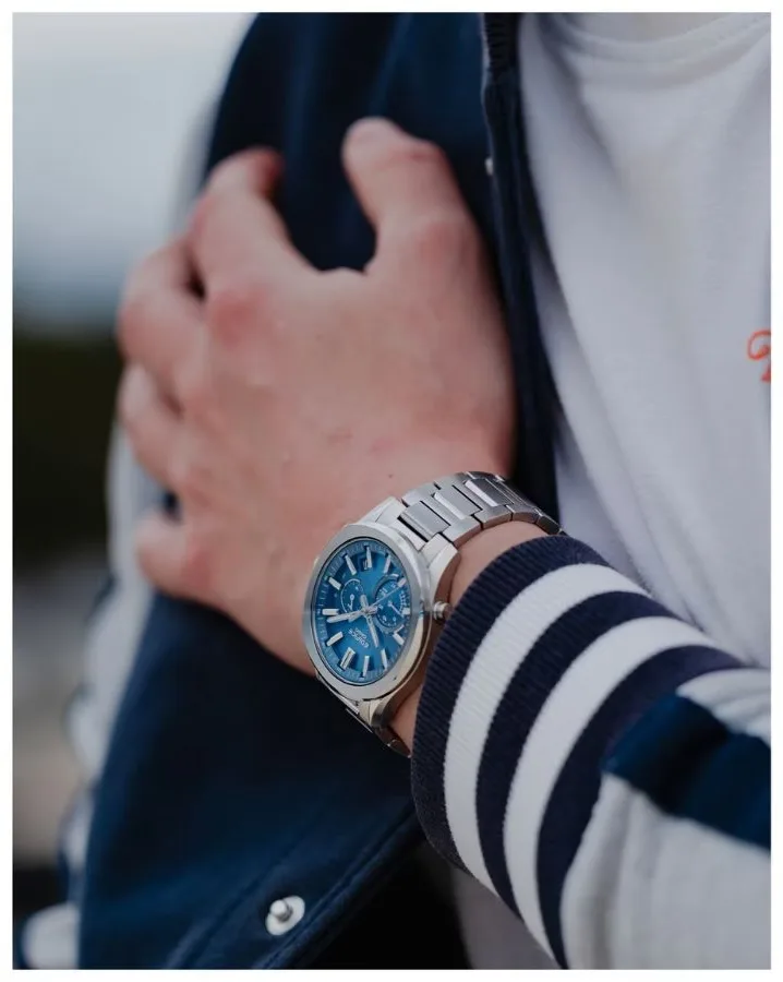 Ceas Edifice EQB-1300 cu cadran albastru purtat pe mână.