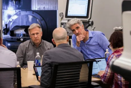 Craig Federighi discutând strategia de inteligență artificială la Apple.