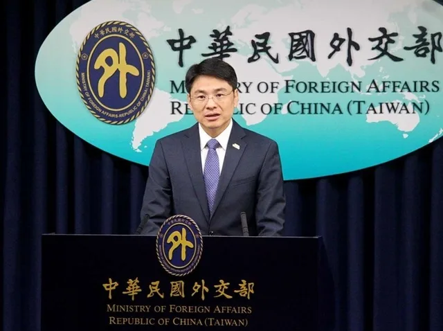 Reprezentant al Ministerului de Externe din Taiwan la o conferință de presă.