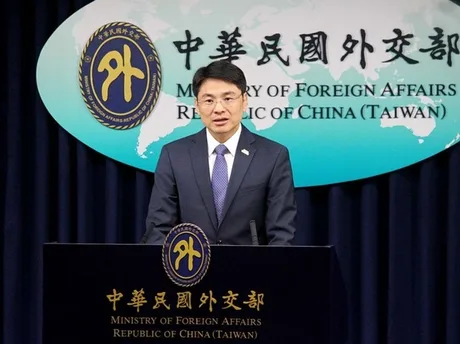 Reprezentant al Ministerului de Externe din Taiwan la o conferință de presă.