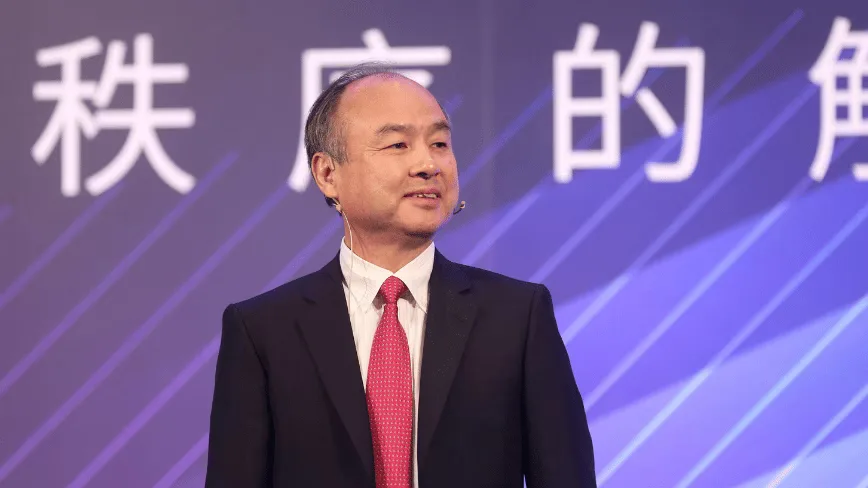 Masayoshi Son discutând despre strategii financiare la un eveniment de afaceri.