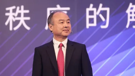Masayoshi Son discutând despre strategii financiare la un eveniment de afaceri.