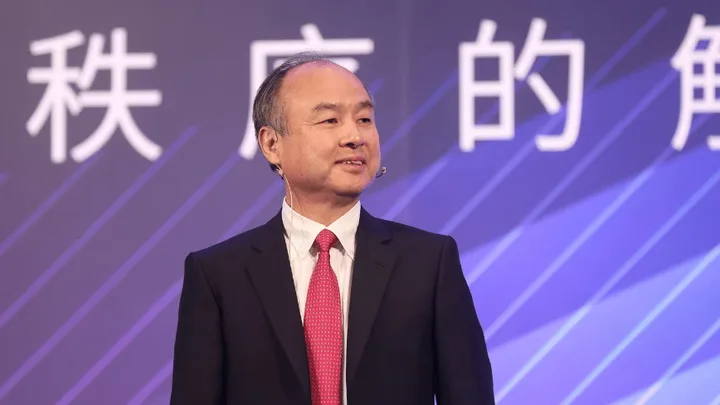 Masayoshi Son discutând despre strategii financiare la un eveniment de afaceri.