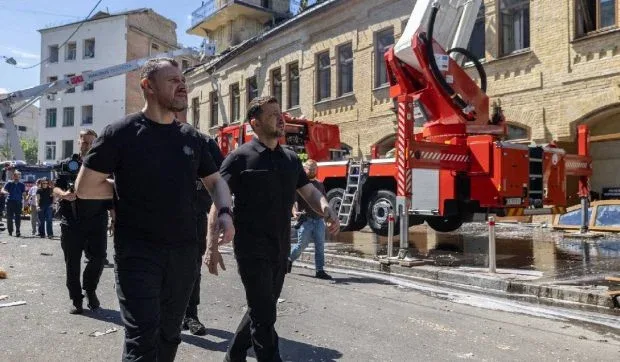 Forțele de intervenție inspectează pagubele provocate de atacul rusesc.
