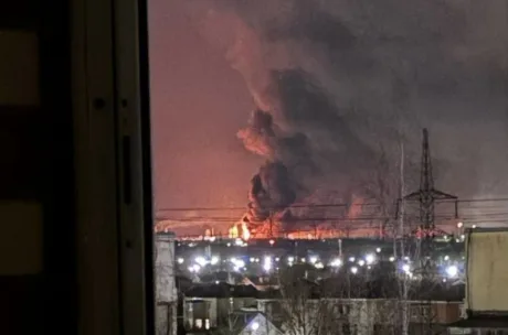 Fum gros se ridică deasupra unei fabrici avariate în Vologda.