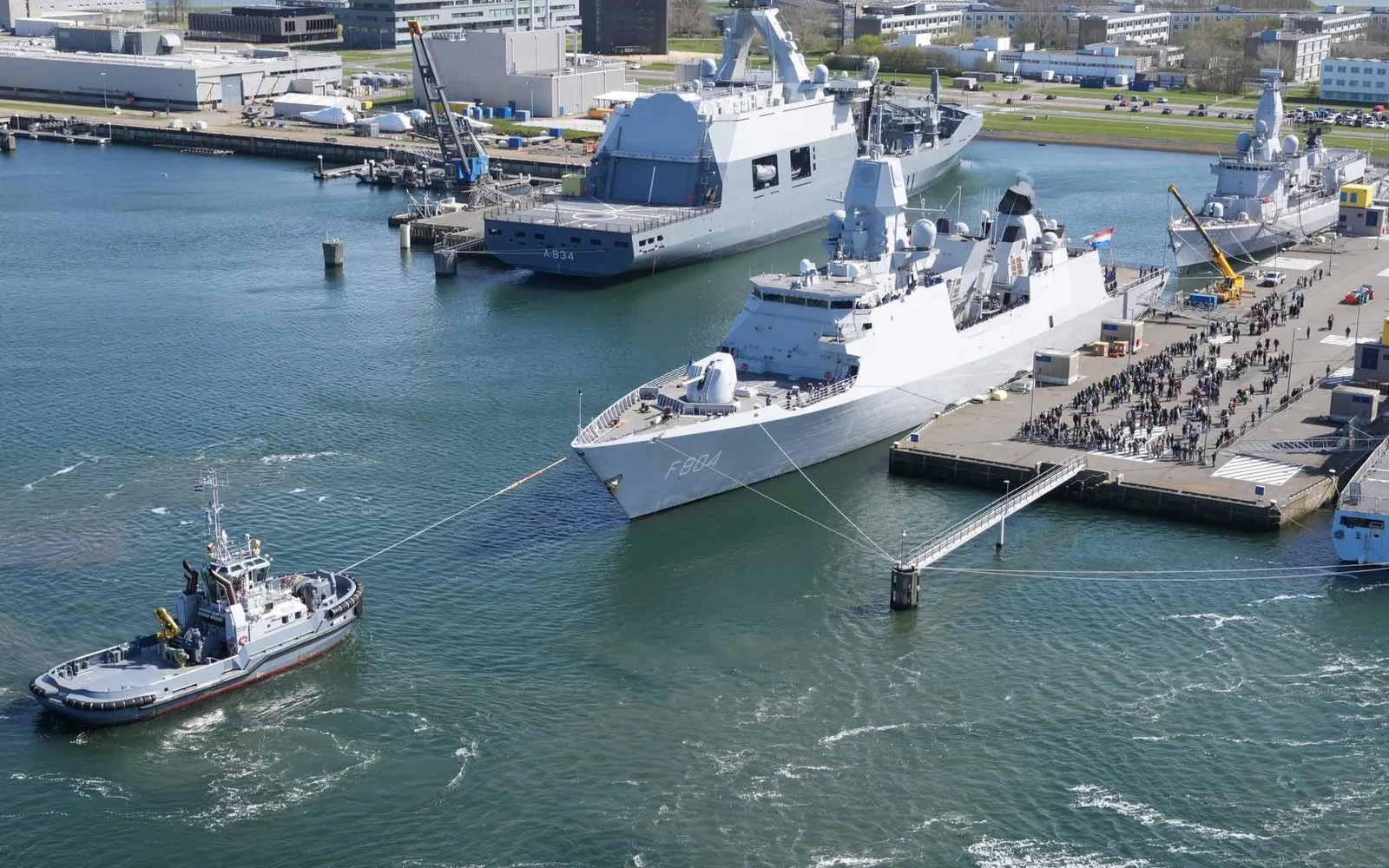 Fregata HNLMS De Zeven Provinciën ancorată în port, pregătindu-se pentru exerciții militare.
