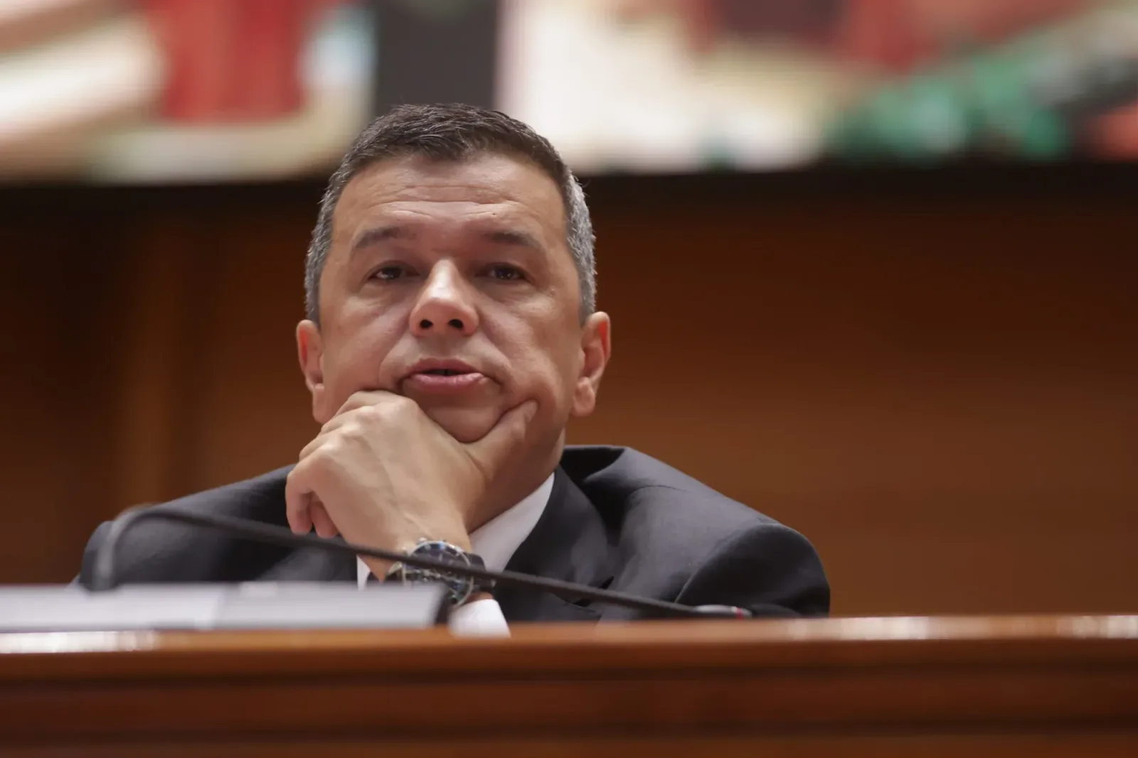 Ilie Bolojan în timpul unei ședințe politice importante.
