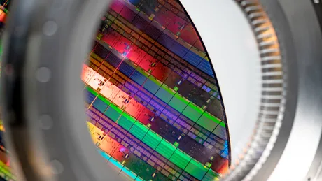 Wafer colorat cu modele complexe pentru cipuri, utilizat în litografie.