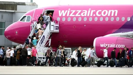 Pasageri îmbarcându-se într-un avion Wizz Air la aeroport.