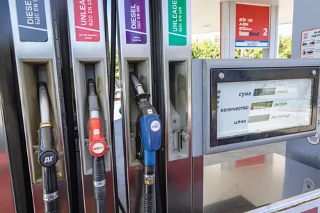 Pompe de benzină cu prețuri afișate pentru motorină și benzină.