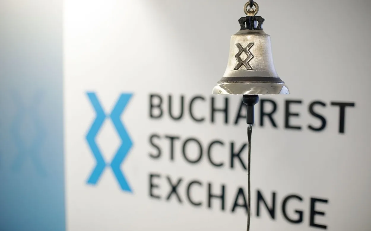 Clopotul Bursei de Valori București simbolizează noi recorduri financiare.