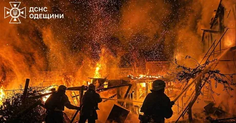 Intervenție a pompierilor în timpul unui incendiu devastator în Odesa.