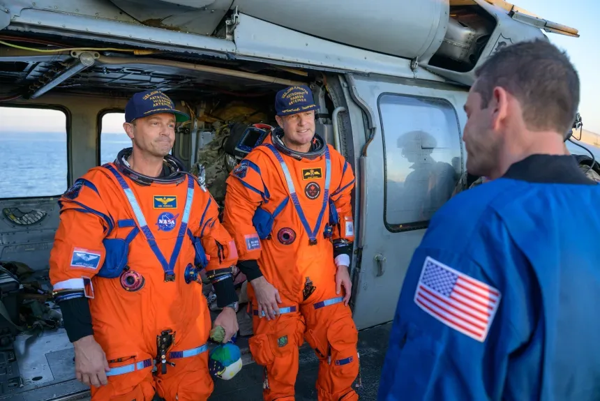 Astronauții discută despre misiunea Artemis II după amerizare.