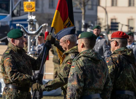 Ceremonie militară în Germania, cu ofițeri și soldați în uniformă.