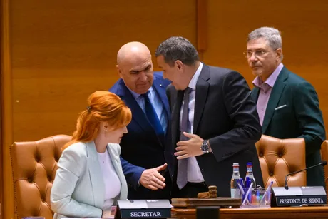 Discuții între politicieni în Parlamentul României, reflectând criza actuală.