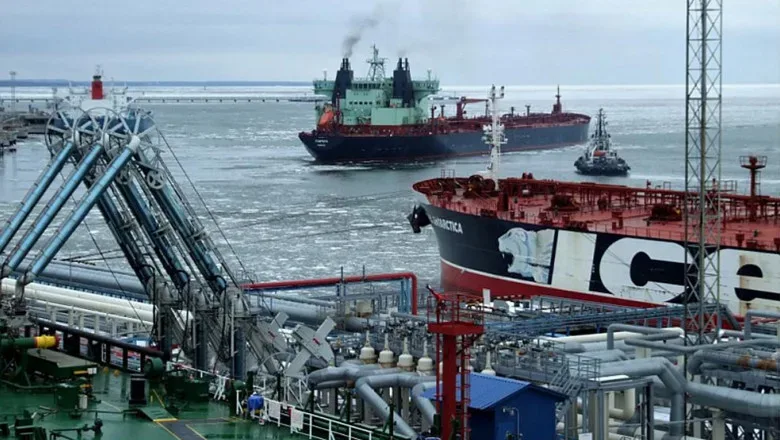 Vas de transport petrol în portul Ust-Luga, Rusia, în contextul atacurilor cu drone.