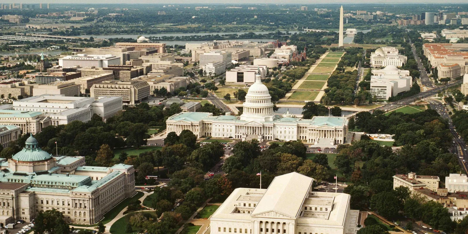 Vedere panoramică asupra Washingtonului, cu clădiri guvernamentale și monumente celebre.