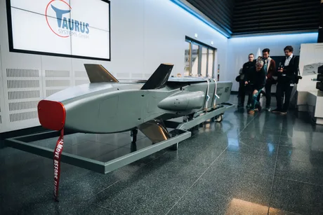 Rachetă Taurus expusă la o conferință, simbol al cererii Ucrainei.