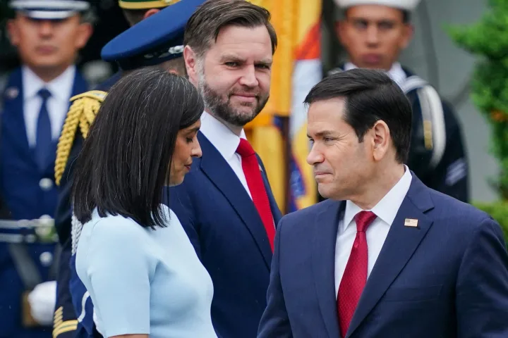 Marco Rubio discutând cu JD Vance la un eveniment oficial.