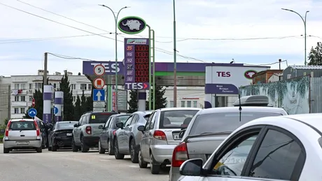 Cozi lungi la o stație de alimentare din Crimeea, în urma raționalizării benzinei.