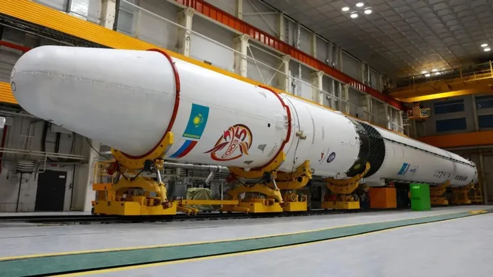 Racheta Soyuz-5 pregătită pentru lansare la cosmodromul Baikonur.