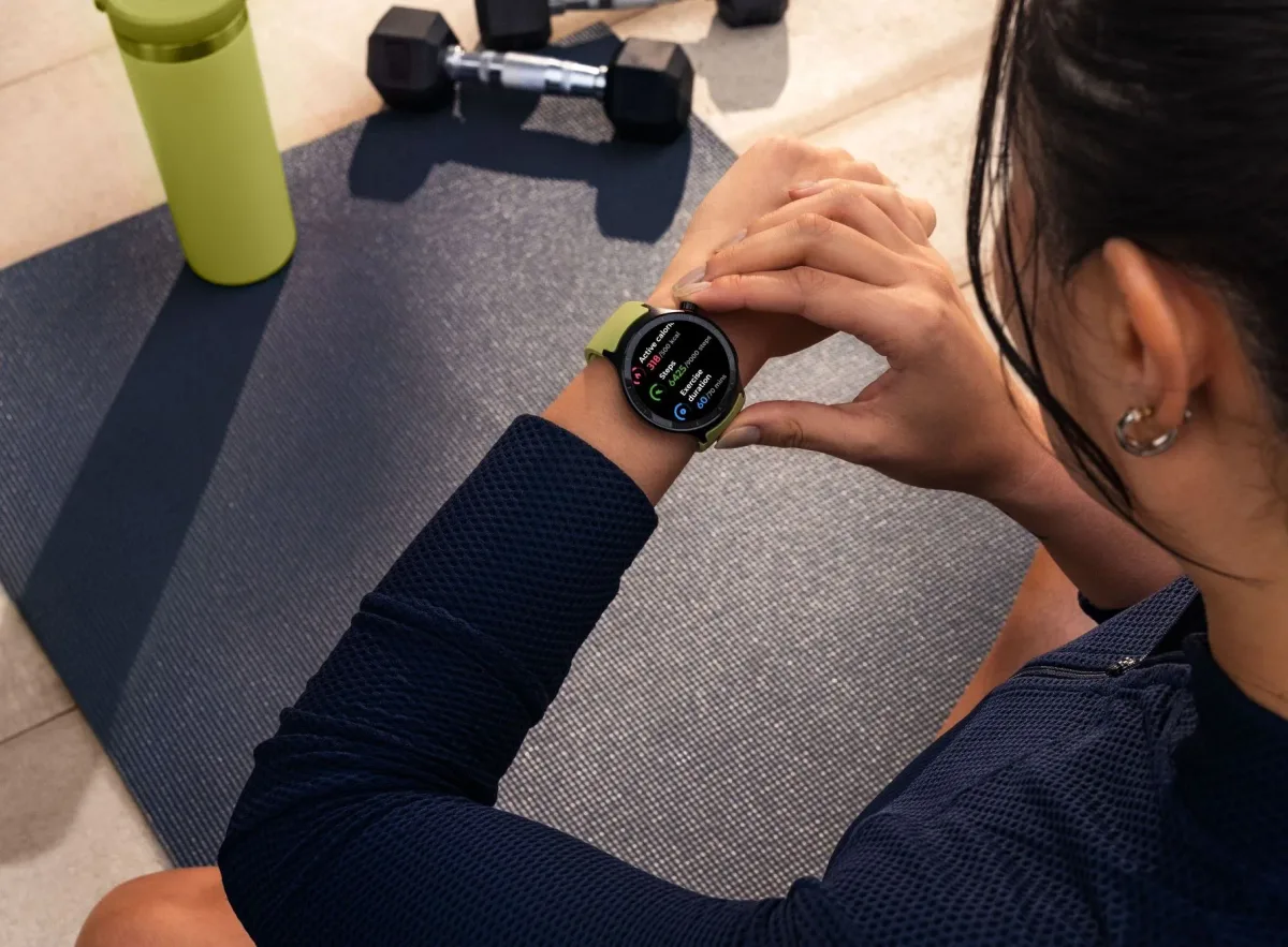 Ceas inteligent Motorola cu funcții avansate de fitness și sănătate.