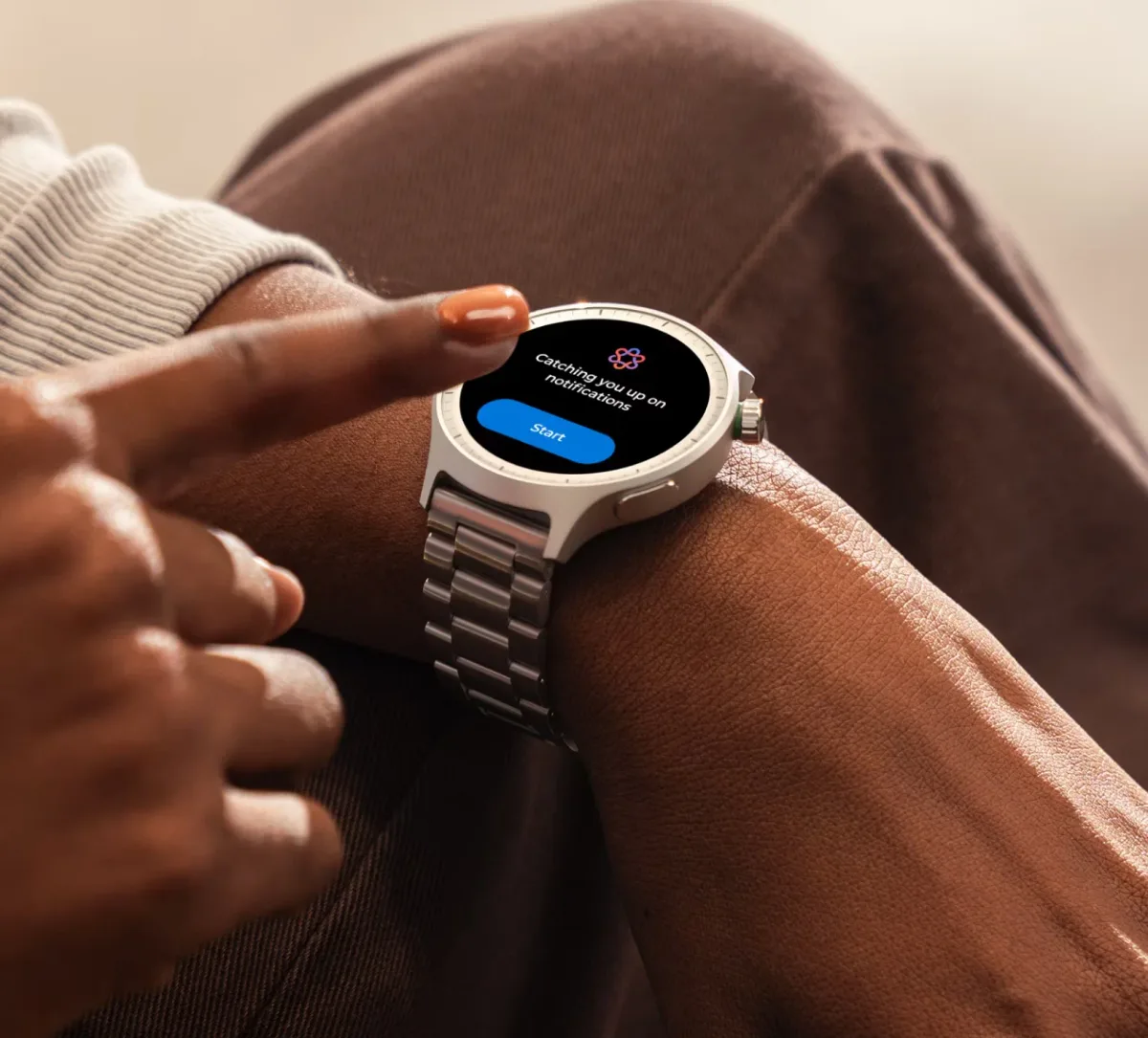 Utilizator interacționând cu un ceas Motorola, design elegant și modern.