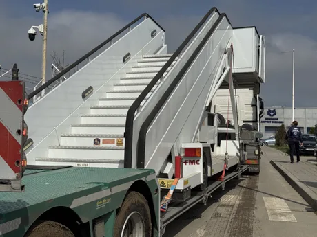 Scări de îmbarcare pregătite pentru zboruri la aeroportul Otopeni.