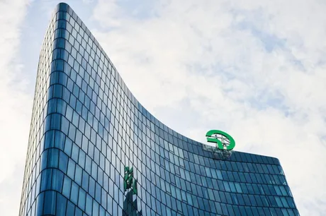 Clădire modernă cu fațadă din sticlă și logo OMV Petrom.