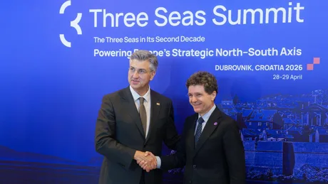 Nicușor Dan și un oficial la Summitul Inițiativei celor Trei Mări, strângere de mâini.