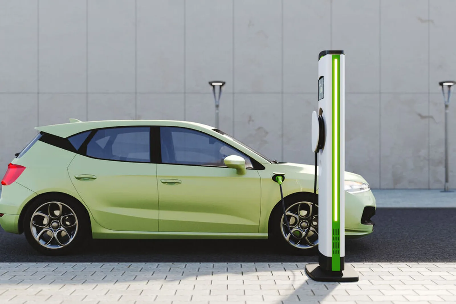 O mașină electrică la o stație de încărcare pe o stradă modernă.