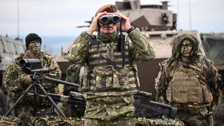 Soldați echipați cu binoclu și arme, pregătiți pentru acțiune militară.